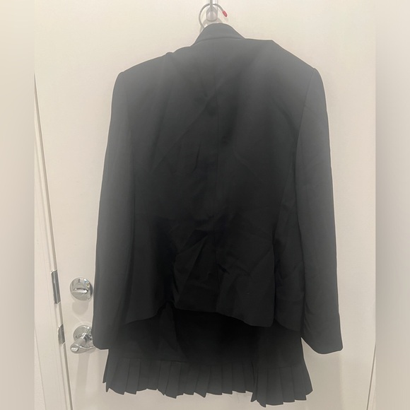 Tahari skirt suit. Cute detailed bottom - Picture 4 of 4